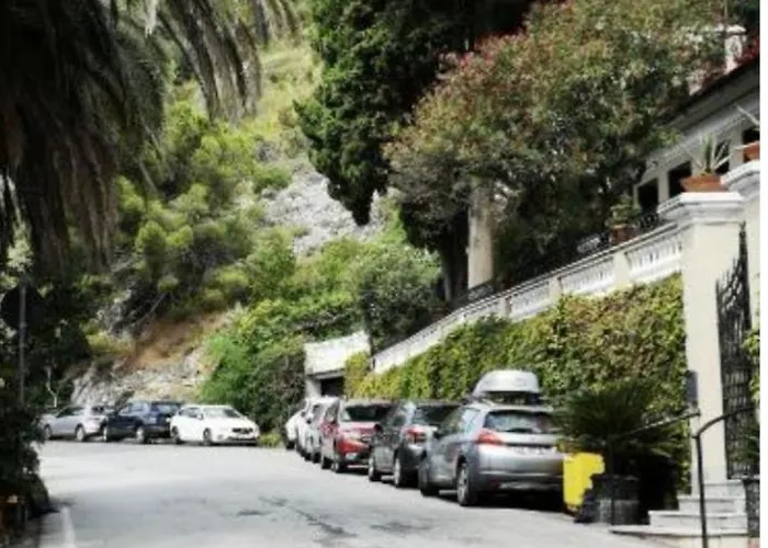 Elegant And Sea View Excelsior 레반토